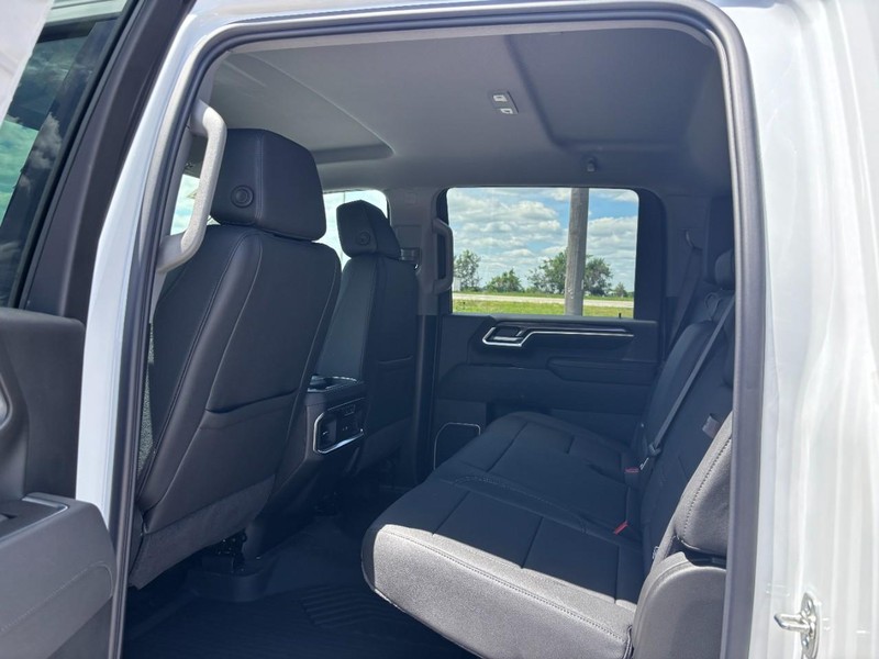 Chevrolet Silverado 2500HD Vehicle Full-screen Gallery Image 5