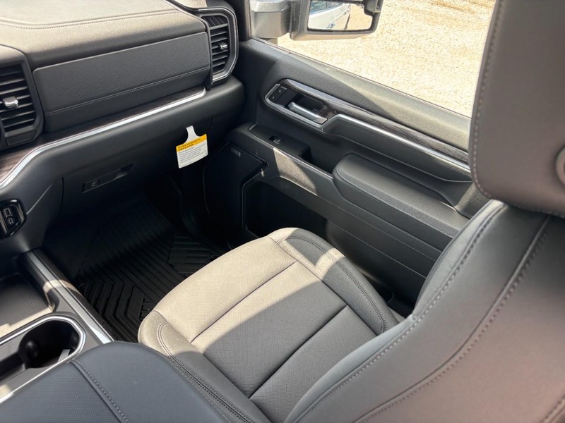 Chevrolet Silverado 2500HD Vehicle Full-screen Gallery Image 9