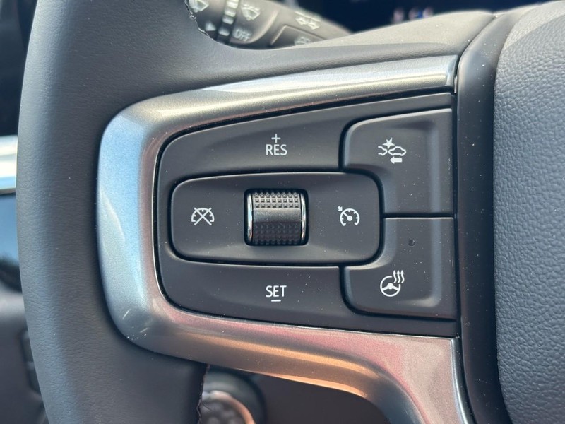 Chevrolet Silverado 2500HD Vehicle Full-screen Gallery Image 12