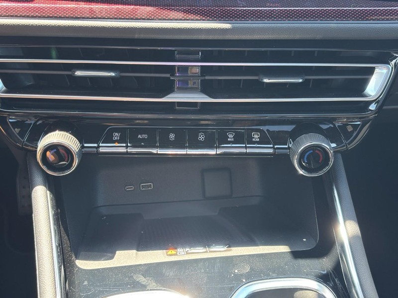 Chevrolet Traverse Vehicle Full-screen Gallery Image 19