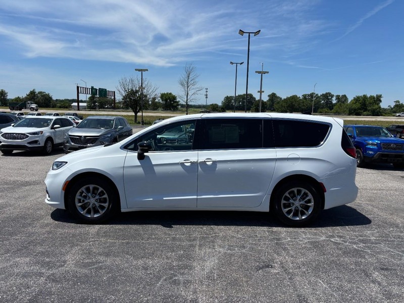 Chrysler Pacifica Vehicle Full-screen Gallery Image 2