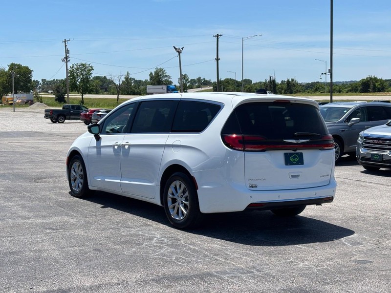 Chrysler Pacifica Vehicle Full-screen Gallery Image 3