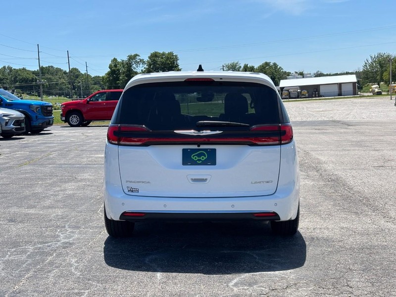 Chrysler Pacifica Vehicle Full-screen Gallery Image 4