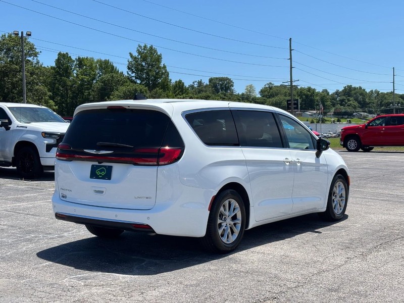 Chrysler Pacifica Vehicle Full-screen Gallery Image 5