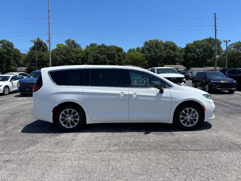 Chrysler Pacifica Vehicle Full-screen Gallery Image 6