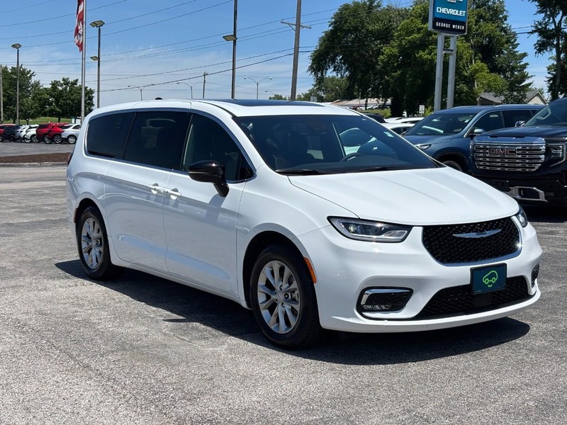 Chrysler Pacifica Vehicle Full-screen Gallery Image 7