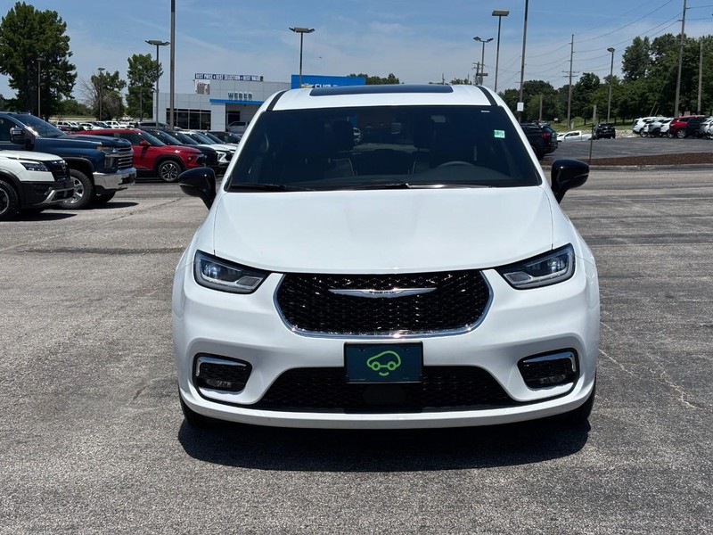 Chrysler Pacifica Vehicle Full-screen Gallery Image 8