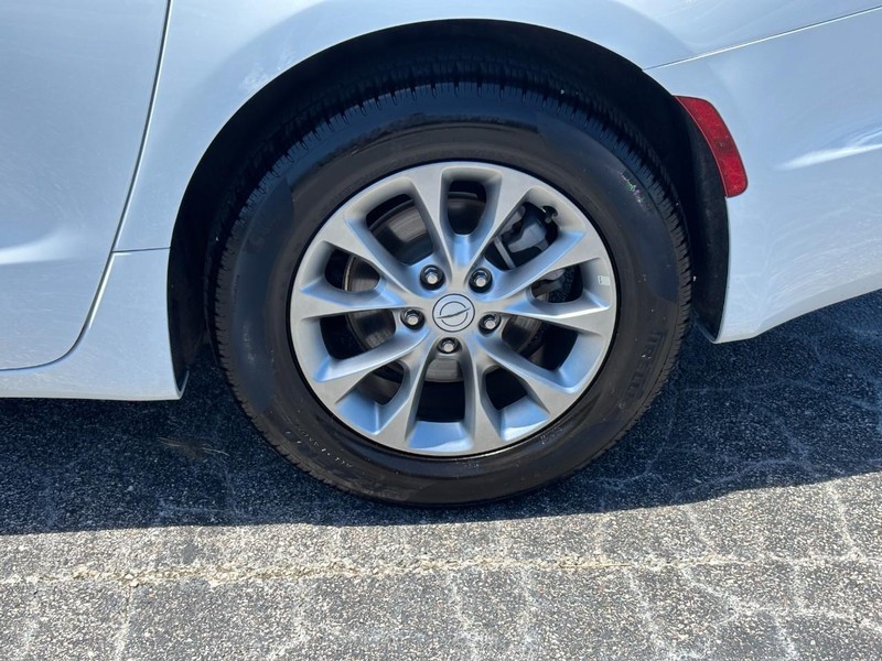 Chrysler Pacifica Vehicle Full-screen Gallery Image 9