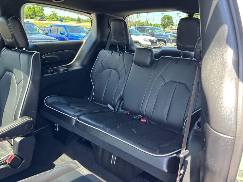 Chrysler Pacifica Vehicle Full-screen Gallery Image 10