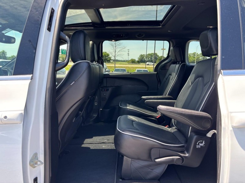 Chrysler Pacifica Vehicle Full-screen Gallery Image 11