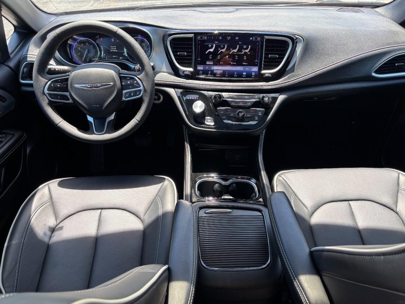 Chrysler Pacifica Vehicle Full-screen Gallery Image 12