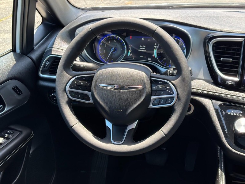 Chrysler Pacifica Vehicle Full-screen Gallery Image 13