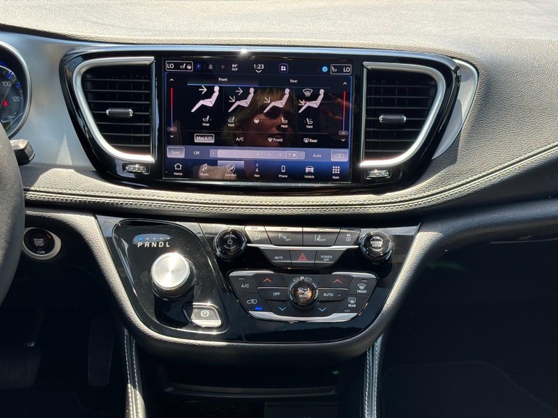Chrysler Pacifica Vehicle Full-screen Gallery Image 14