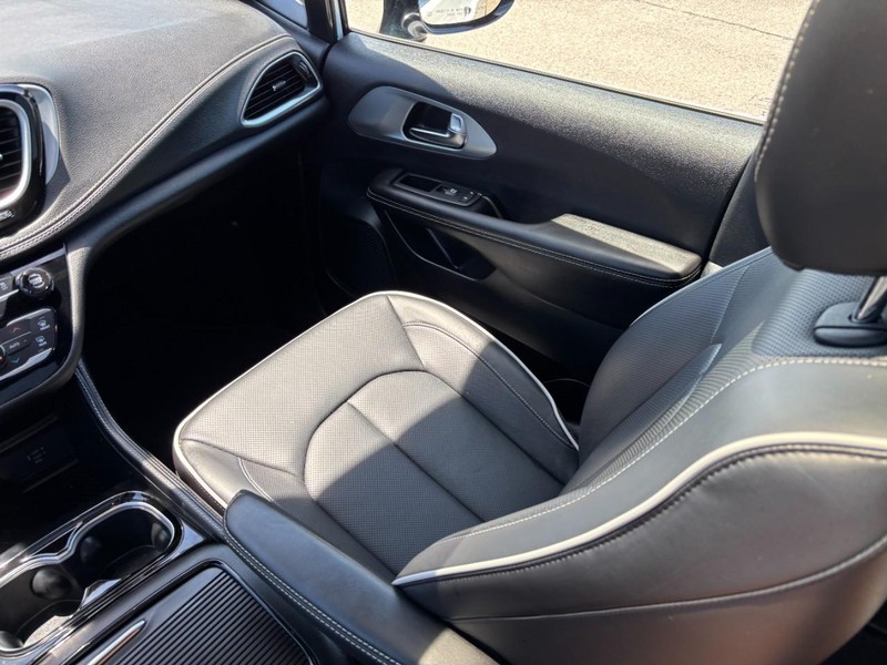 Chrysler Pacifica Vehicle Full-screen Gallery Image 15