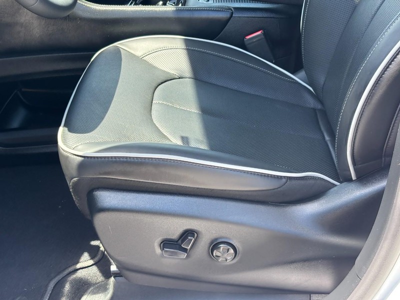 Chrysler Pacifica Vehicle Full-screen Gallery Image 16