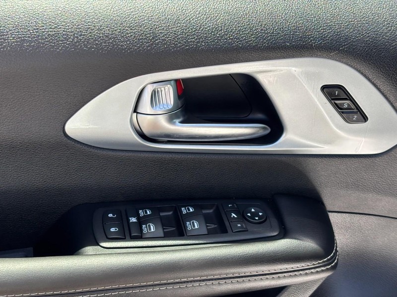Chrysler Pacifica Vehicle Full-screen Gallery Image 17