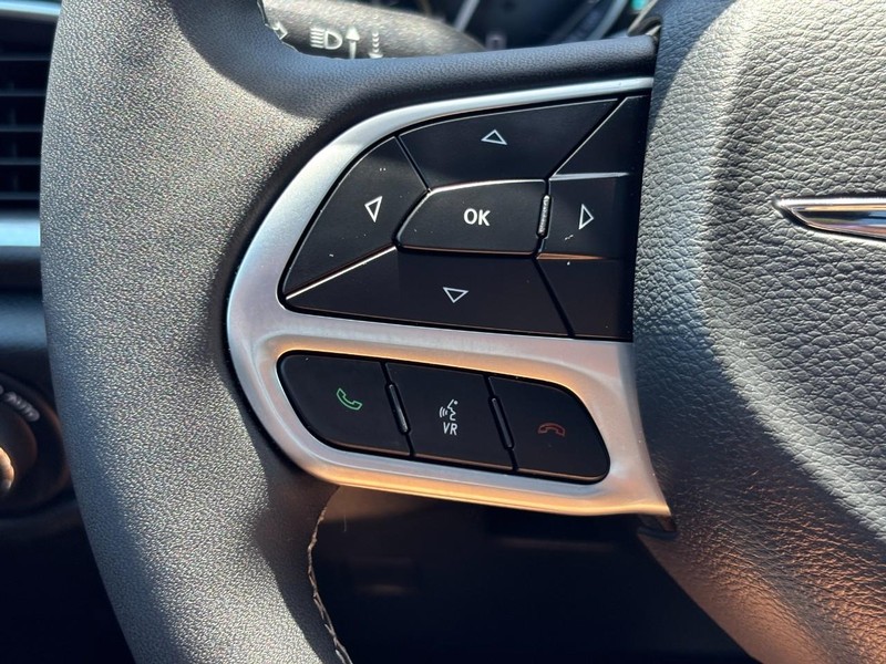 Chrysler Pacifica Vehicle Full-screen Gallery Image 18