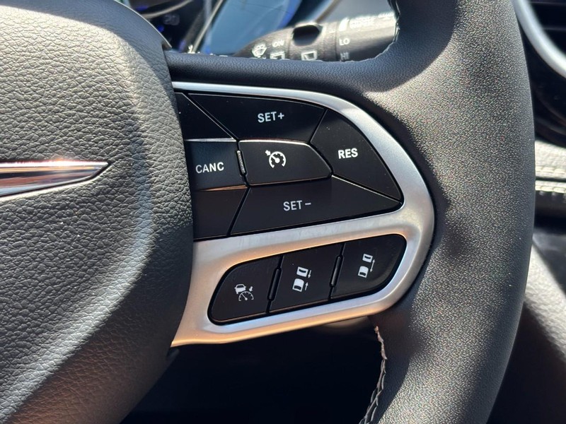 Chrysler Pacifica Vehicle Full-screen Gallery Image 19