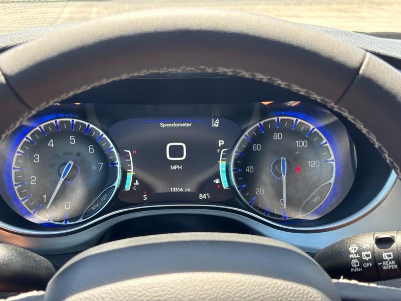 Chrysler Pacifica Vehicle Full-screen Gallery Image 20