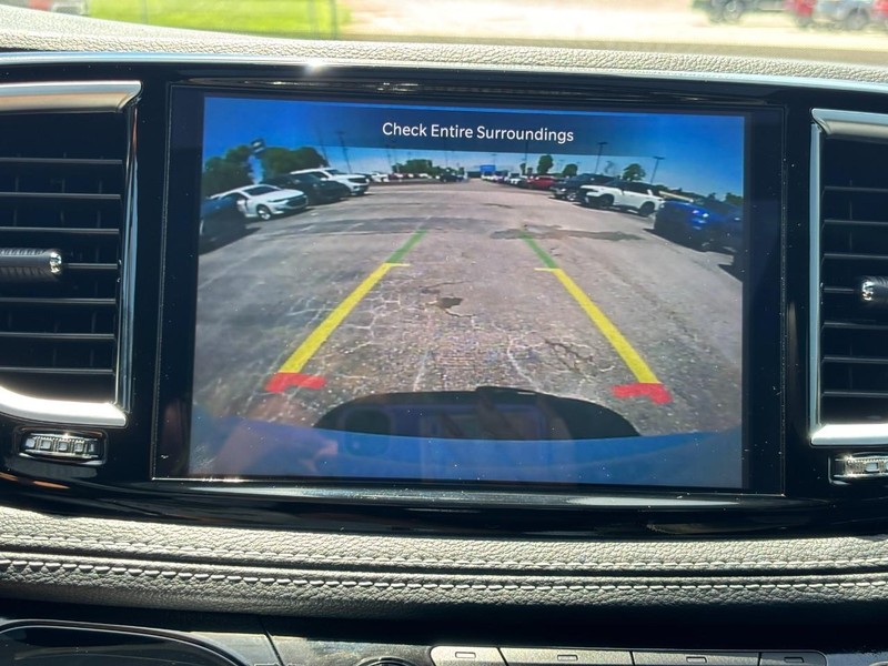 Chrysler Pacifica Vehicle Full-screen Gallery Image 23