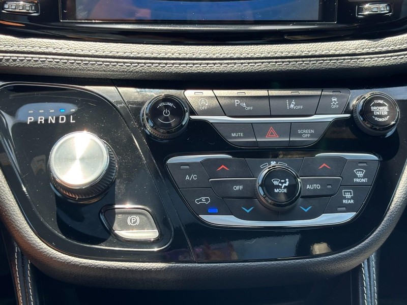 Chrysler Pacifica Vehicle Full-screen Gallery Image 24