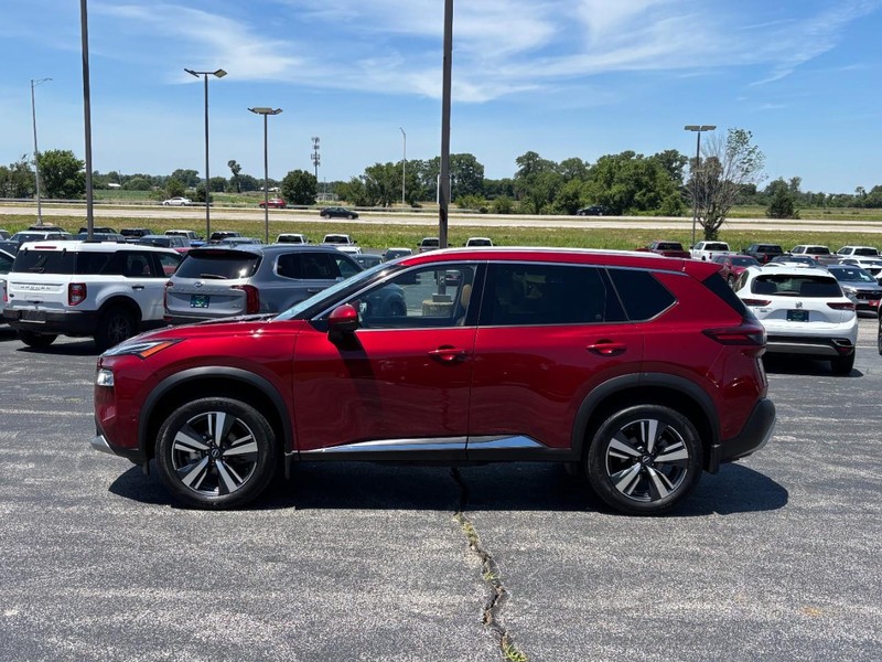 Nissan Rogue Vehicle Full-screen Gallery Image 2