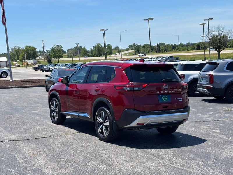 Nissan Rogue Vehicle Full-screen Gallery Image 3