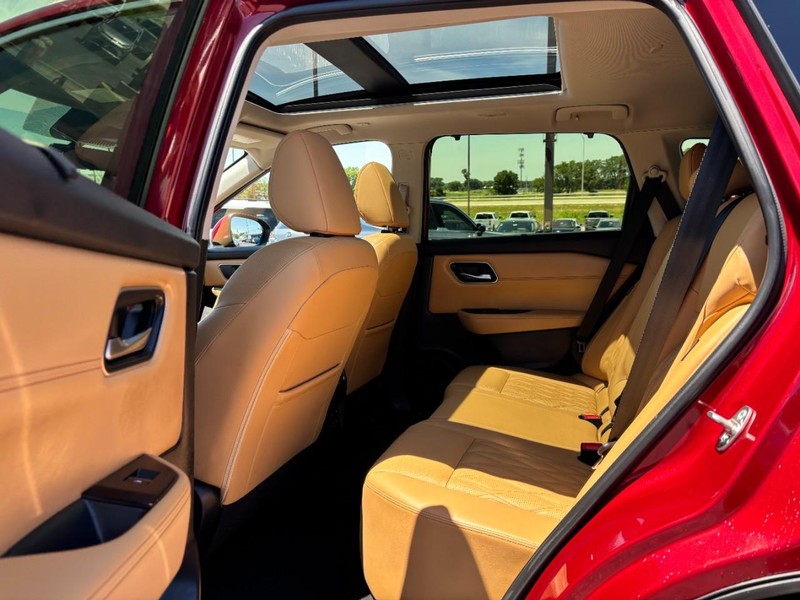 Nissan Rogue Vehicle Full-screen Gallery Image 10