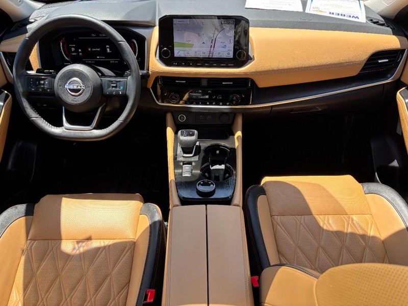 Nissan Rogue Vehicle Full-screen Gallery Image 11
