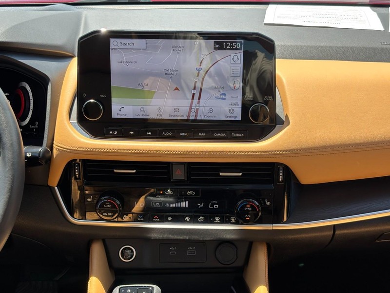 Nissan Rogue Vehicle Full-screen Gallery Image 13