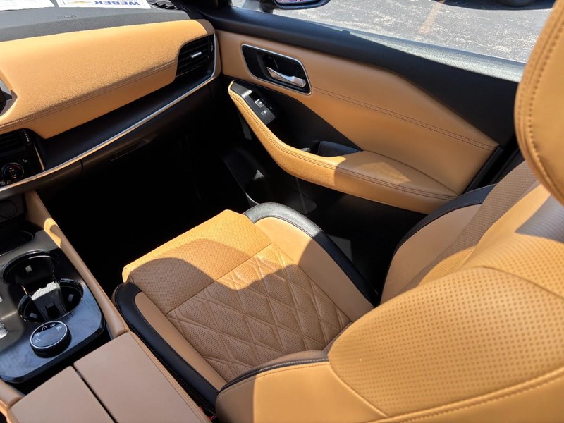 Nissan Rogue Vehicle Full-screen Gallery Image 14