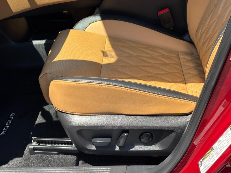 Nissan Rogue Vehicle Full-screen Gallery Image 15