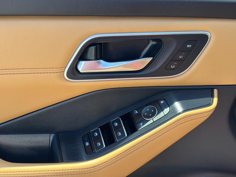 Nissan Rogue Vehicle Full-screen Gallery Image 16