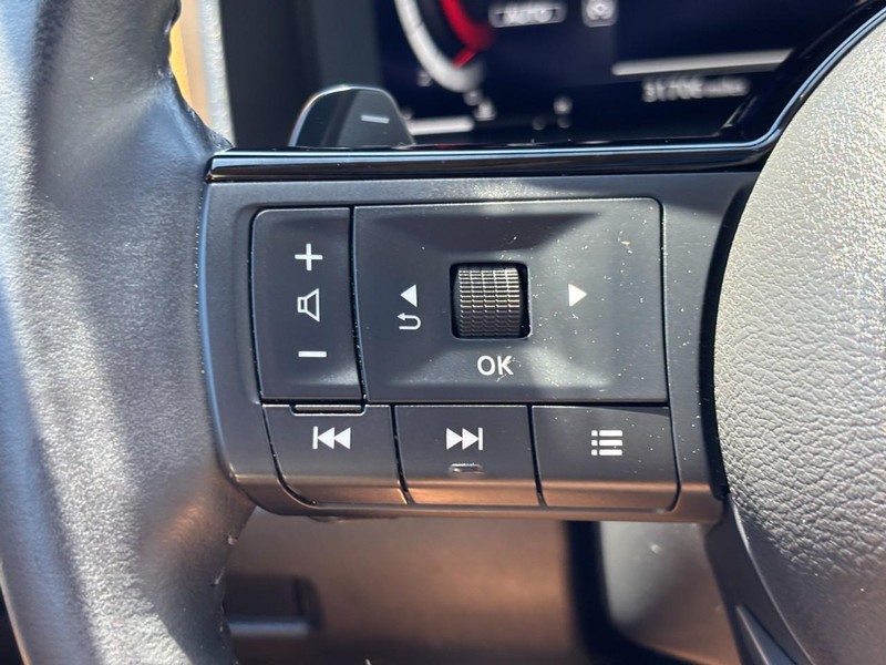 Nissan Rogue Vehicle Full-screen Gallery Image 17