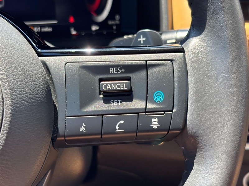 Nissan Rogue Vehicle Full-screen Gallery Image 18