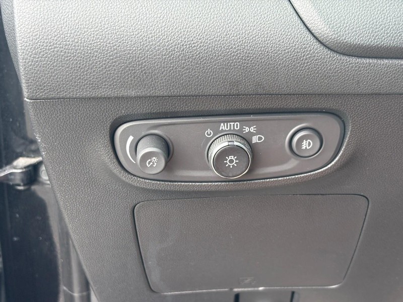 Buick Encore GX Vehicle Full-screen Gallery Image 17