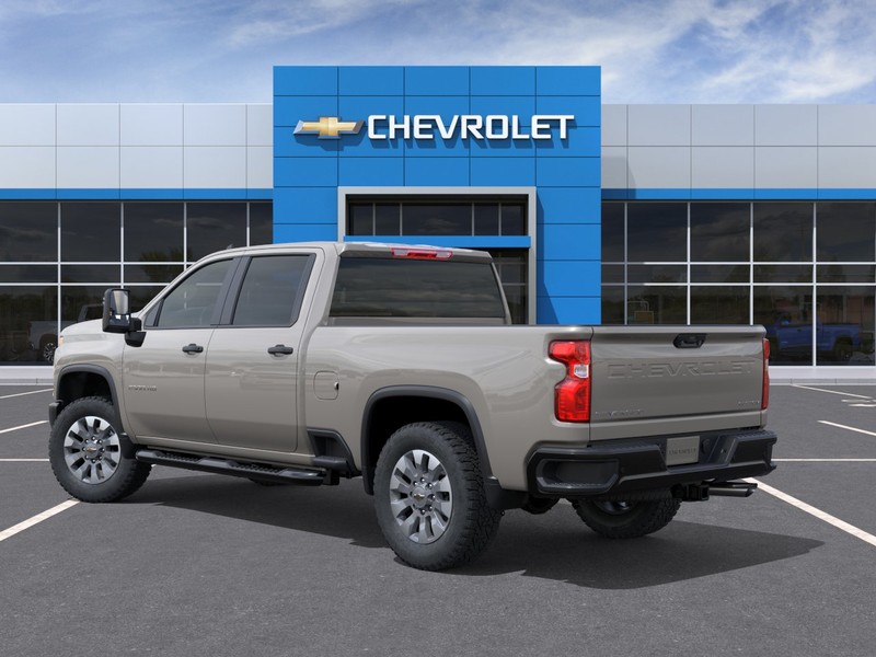 Chevrolet Silverado 2500HD Vehicle Full-screen Gallery Image 3