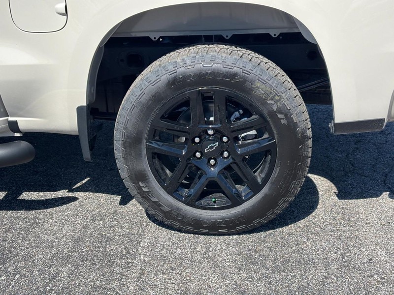 Chevrolet Silverado 1500 Vehicle Full-screen Gallery Image 4