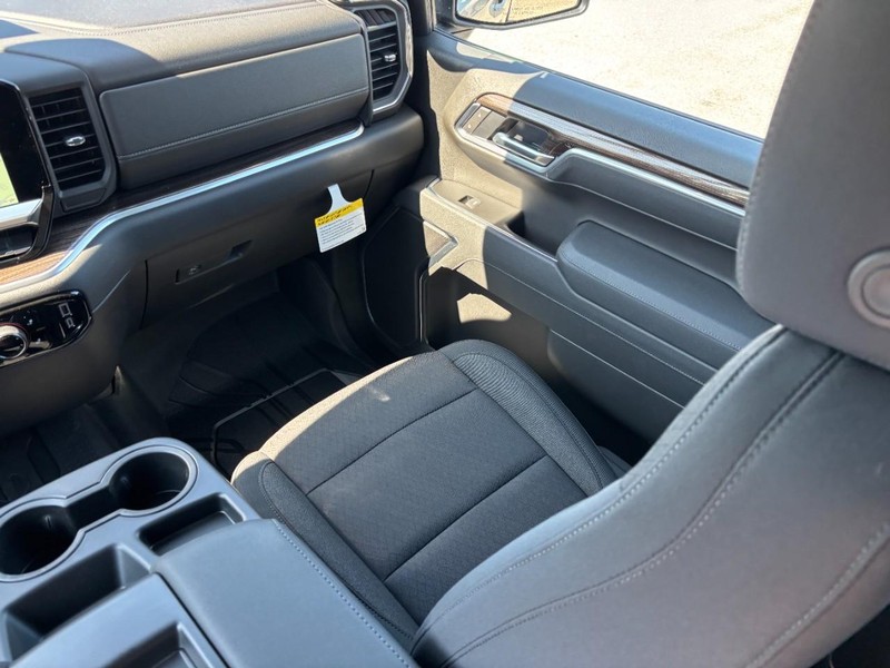 Chevrolet Silverado 1500 Vehicle Full-screen Gallery Image 9
