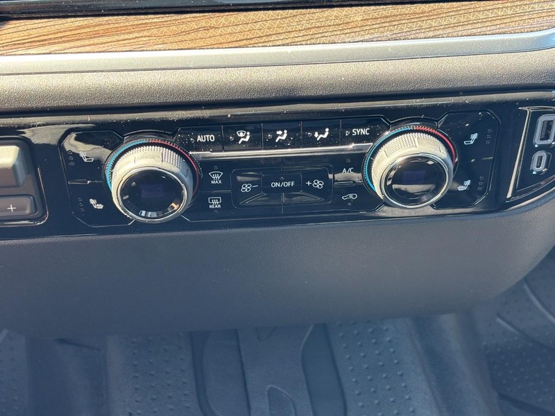 Chevrolet Silverado 1500 Vehicle Full-screen Gallery Image 17