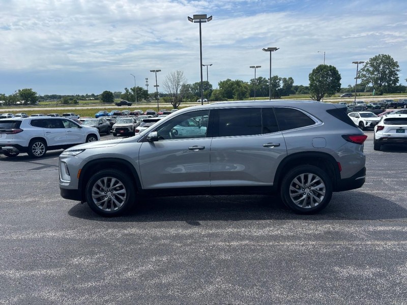 Buick Enclave Vehicle Full-screen Gallery Image 02