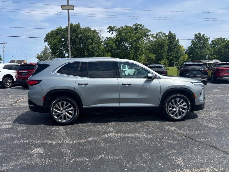Buick Enclave Vehicle Full-screen Gallery Image 06