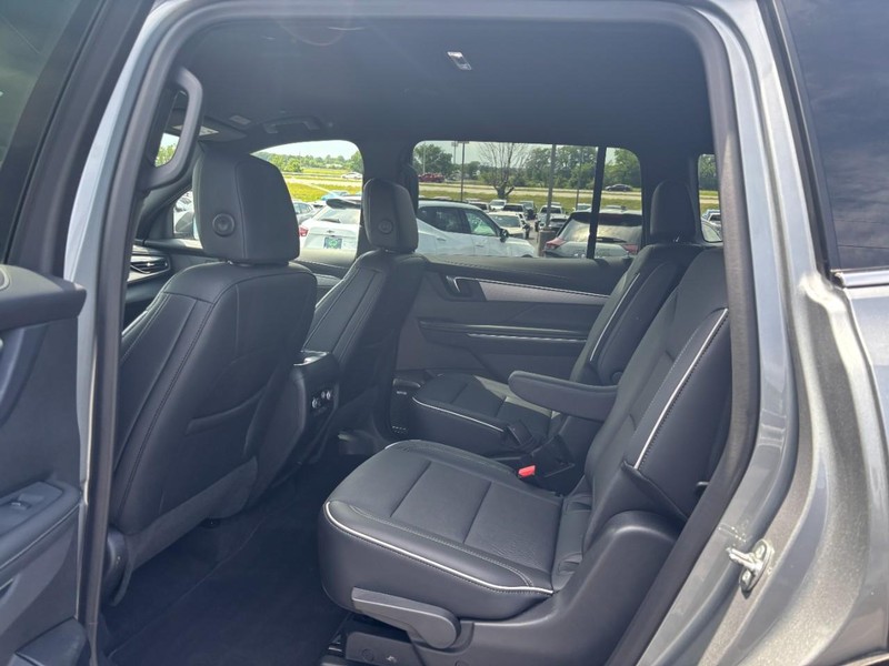 Buick Enclave Vehicle Full-screen Gallery Image 11