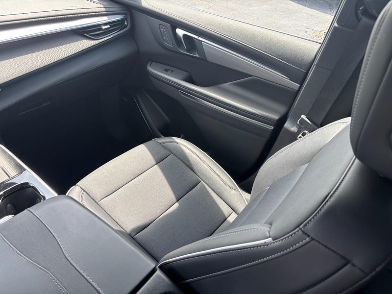 Buick Enclave Vehicle Full-screen Gallery Image 15