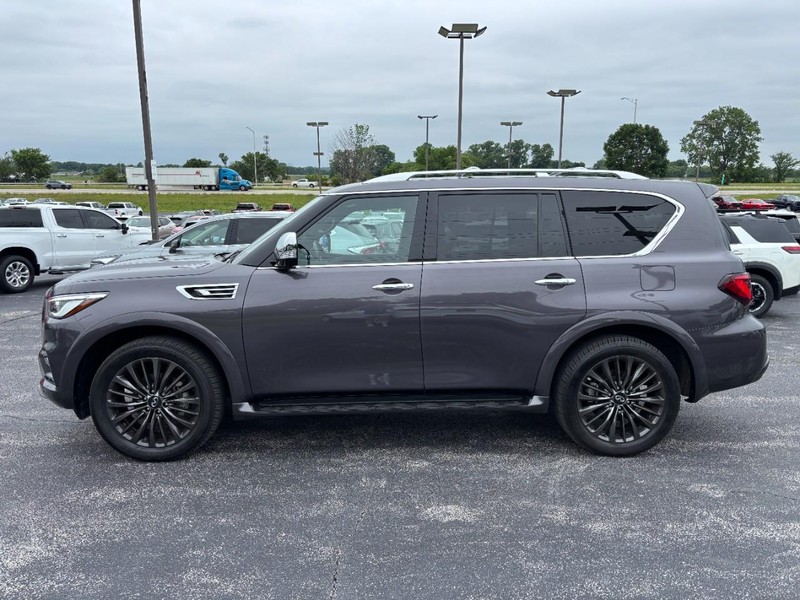 INFINITI QX80 Vehicle Full-screen Gallery Image 2
