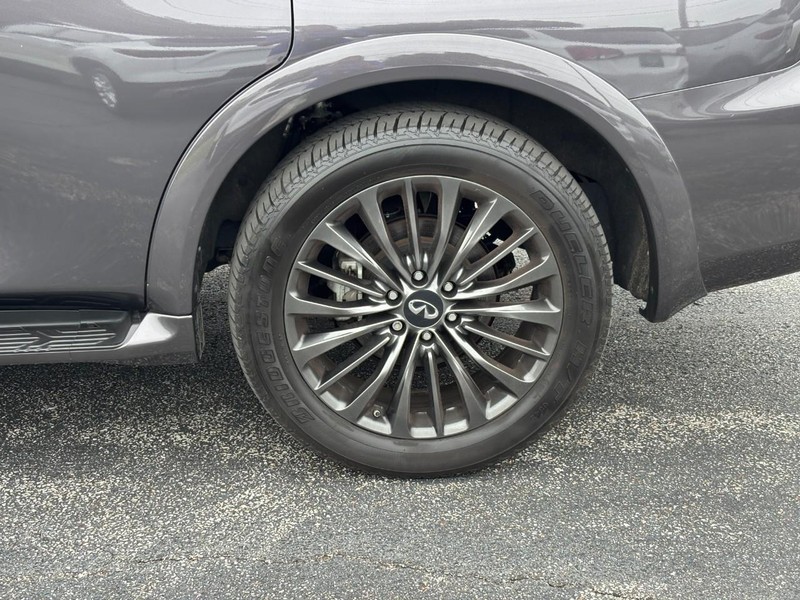INFINITI QX80 Vehicle Full-screen Gallery Image 9