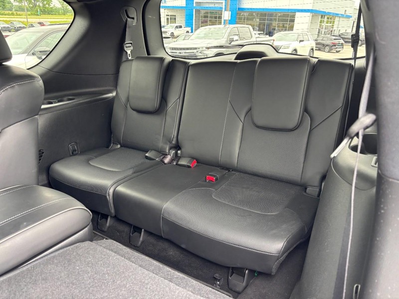 INFINITI QX80 Vehicle Full-screen Gallery Image 10
