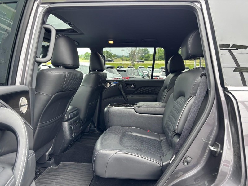 INFINITI QX80 Vehicle Full-screen Gallery Image 11