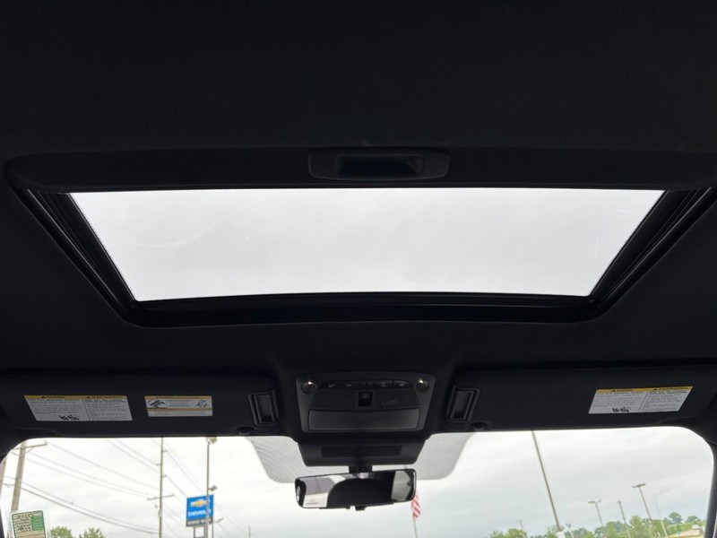 INFINITI QX80 Vehicle Full-screen Gallery Image 12
