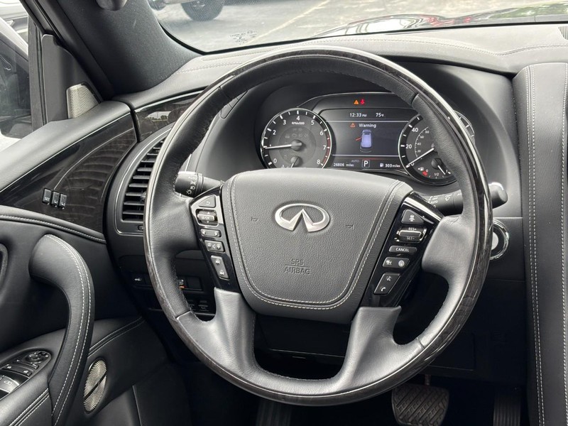 INFINITI QX80 Vehicle Full-screen Gallery Image 14